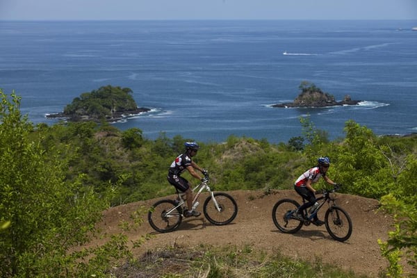 mountain-bikers-with-pacific-3063-4
